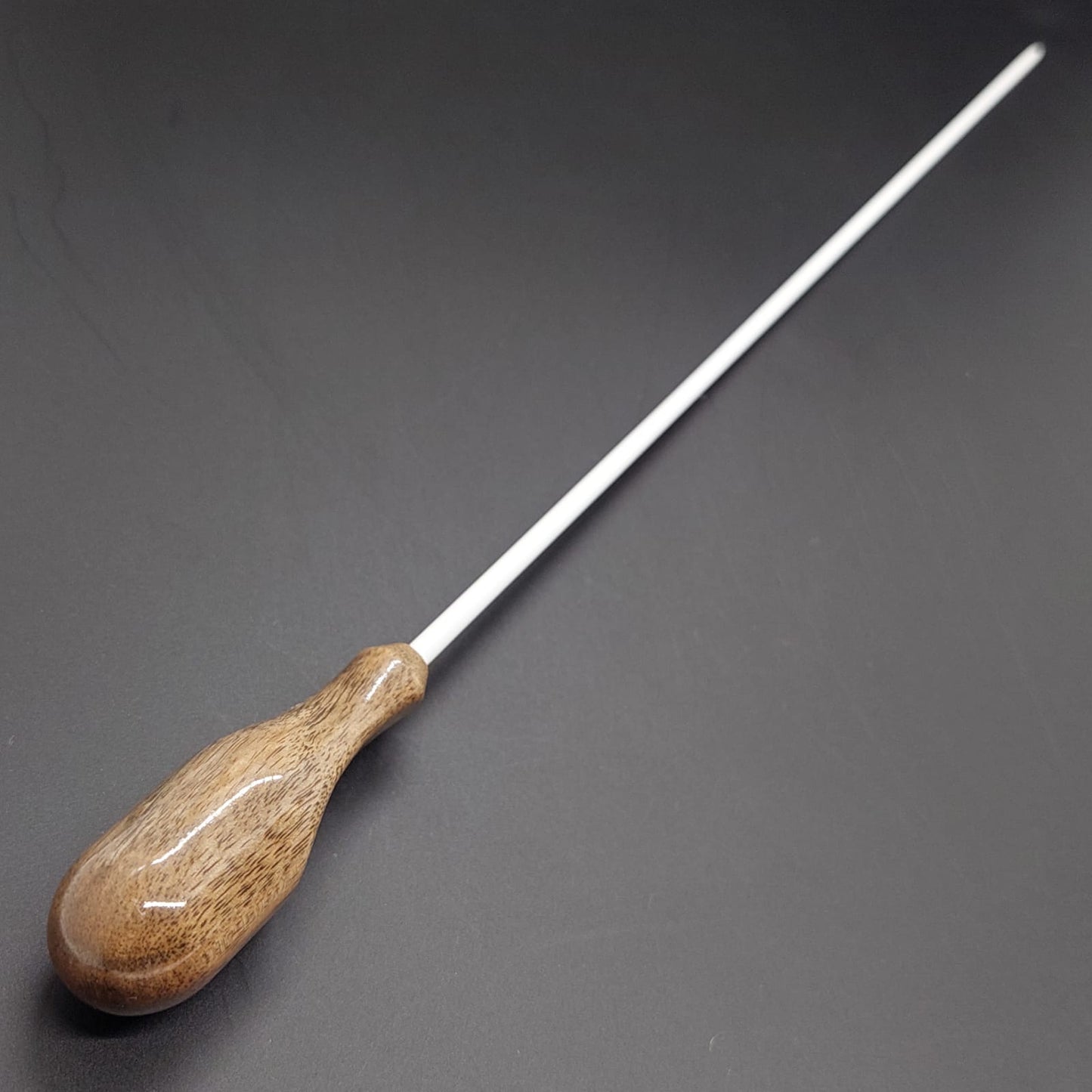 Batuta Anatómica Madera Grisácea