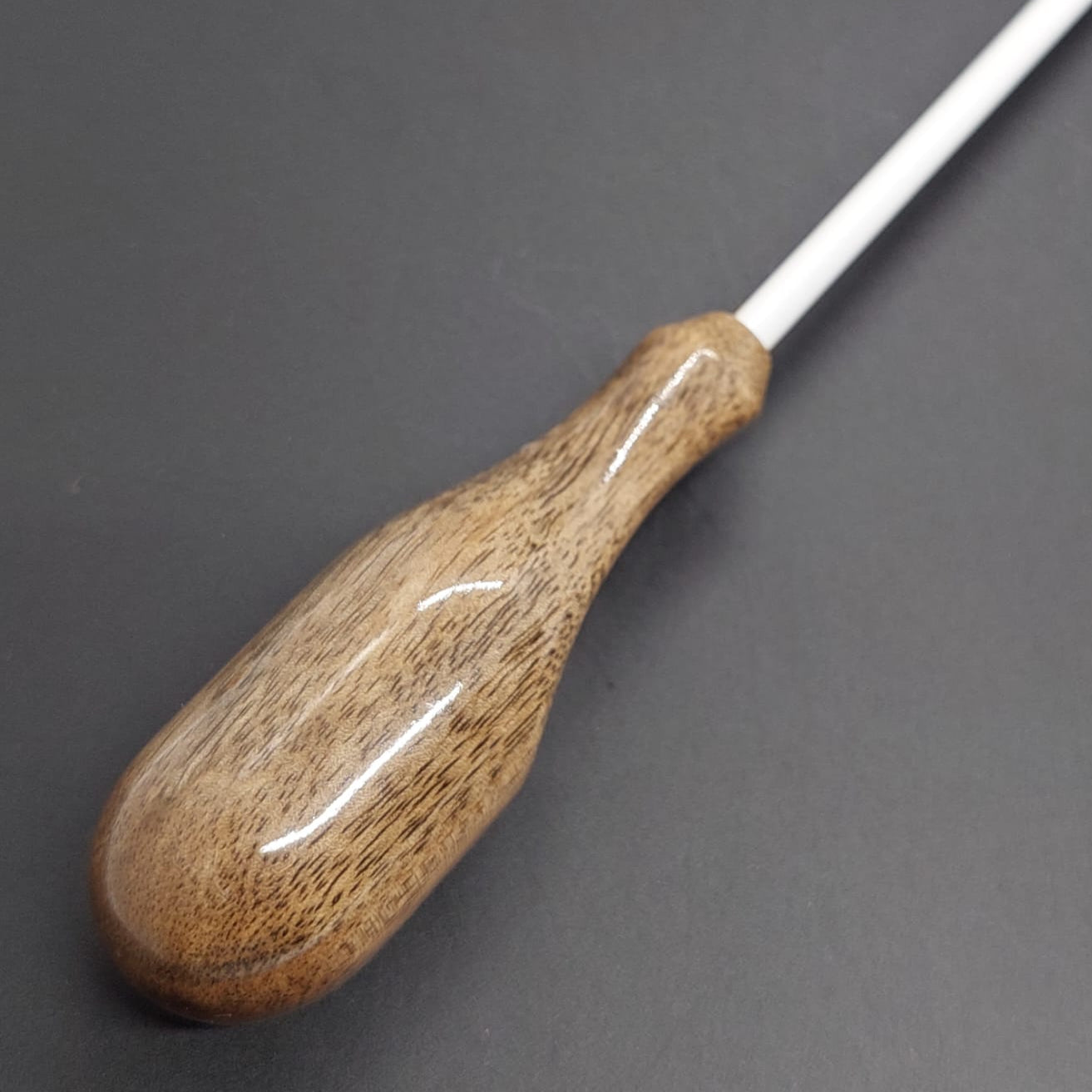 Batuta Anatómica Madera Grisácea