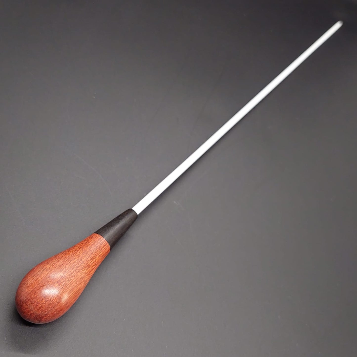 Batuta Clásica Madera Tallada Ébano - Modelo 1