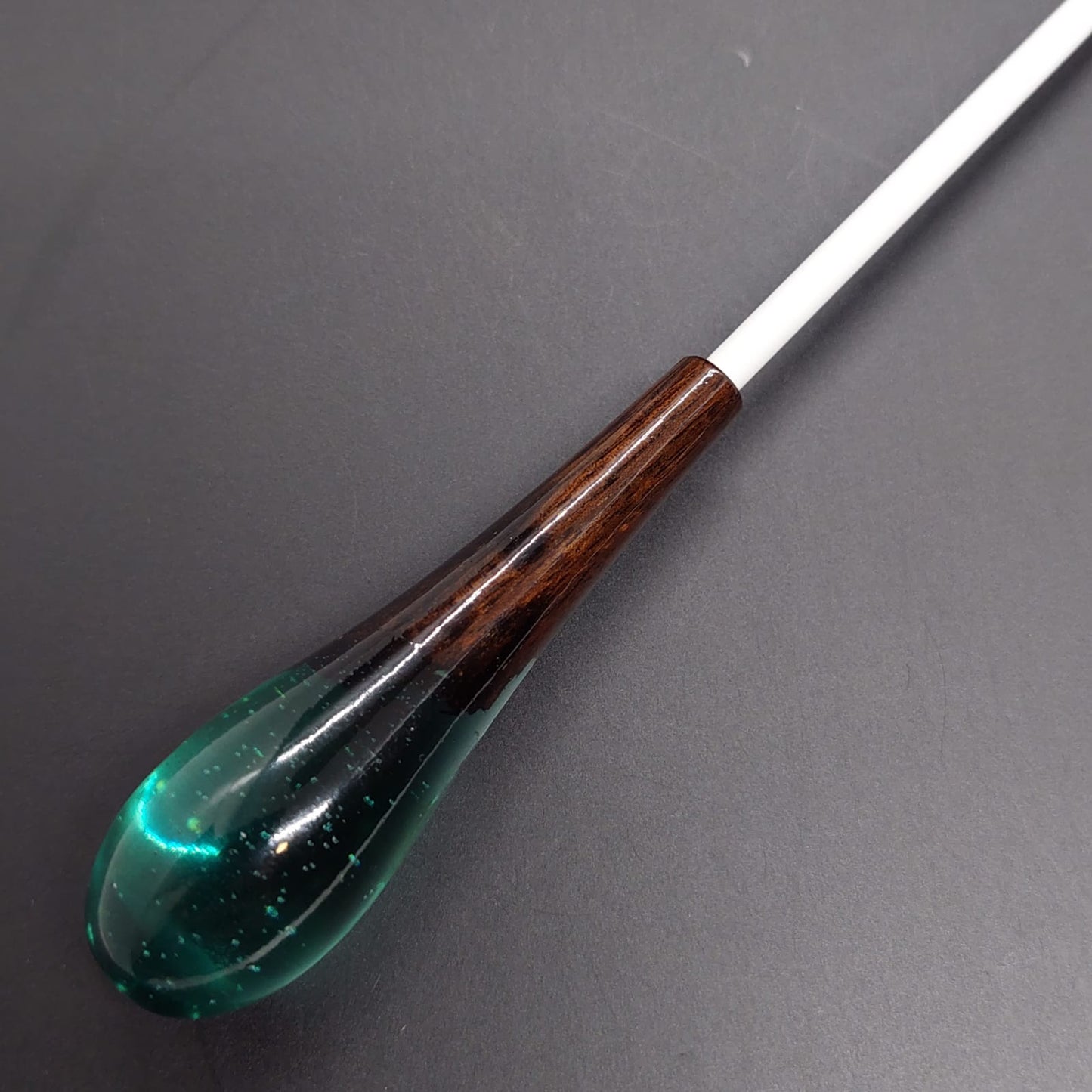Combo - Batuta Clásica Resina Bosque y Estuche Caramelo