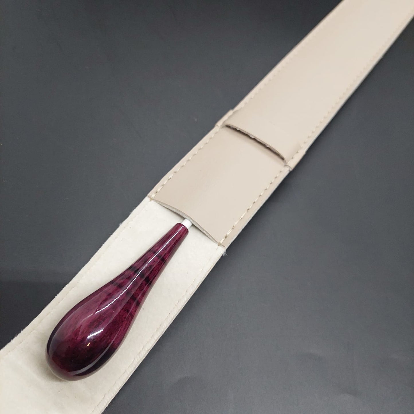 Combo - Batuta Clásica Madera Violetita y Estuche Beige