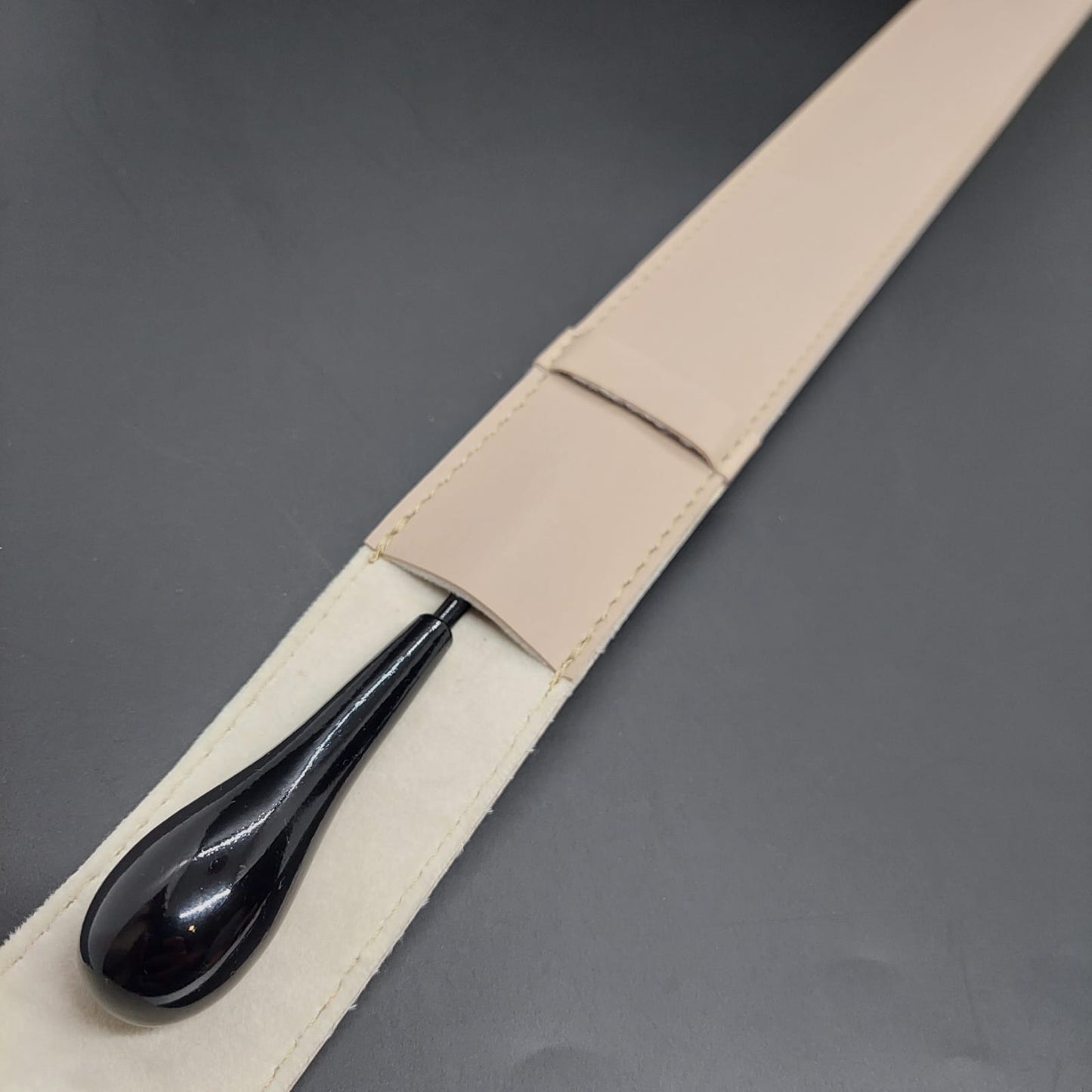 Combo - Batuta Clásica Madera Colorida y Estuche Beige