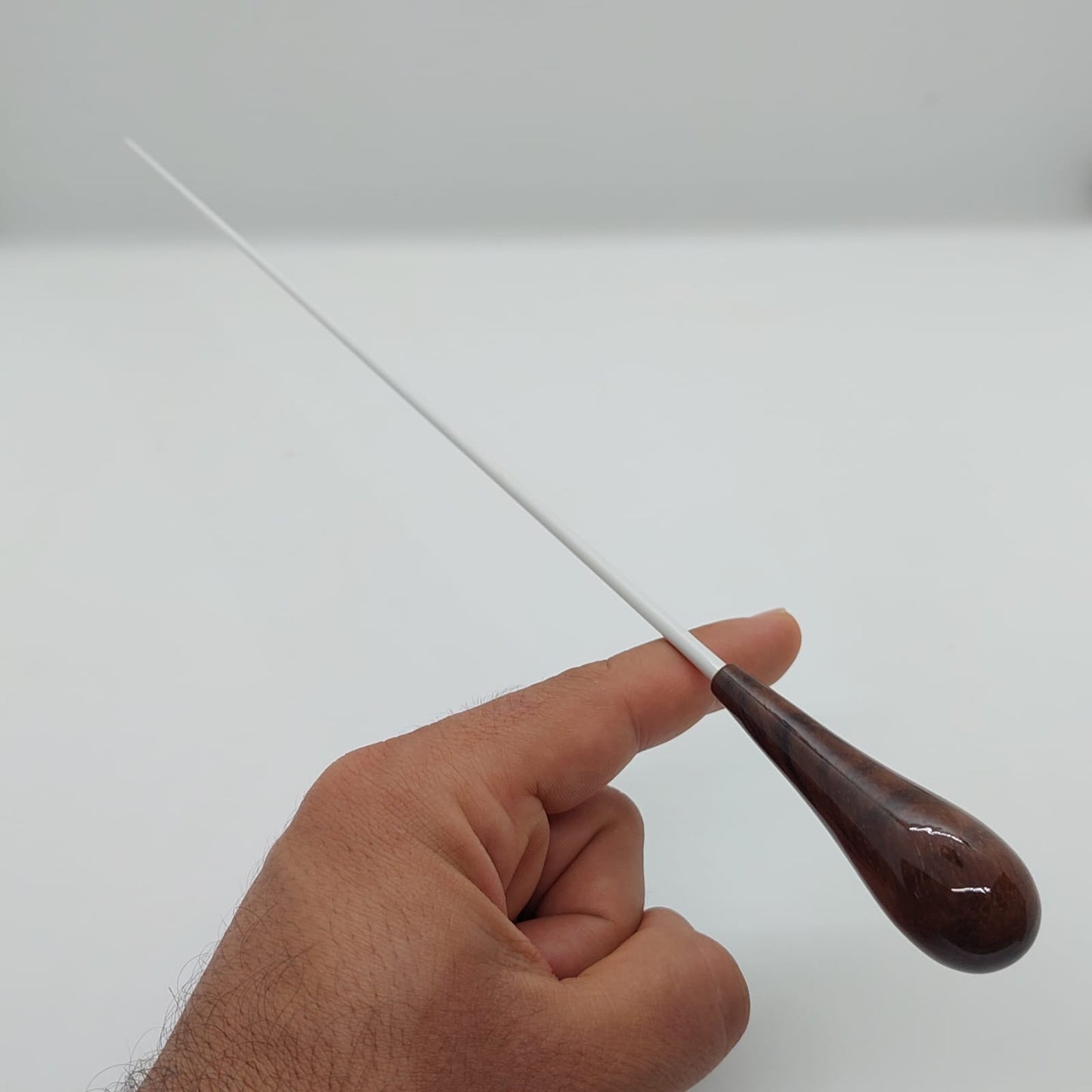 Combo - Batuta Clasica Madera Café y Estuche Negro