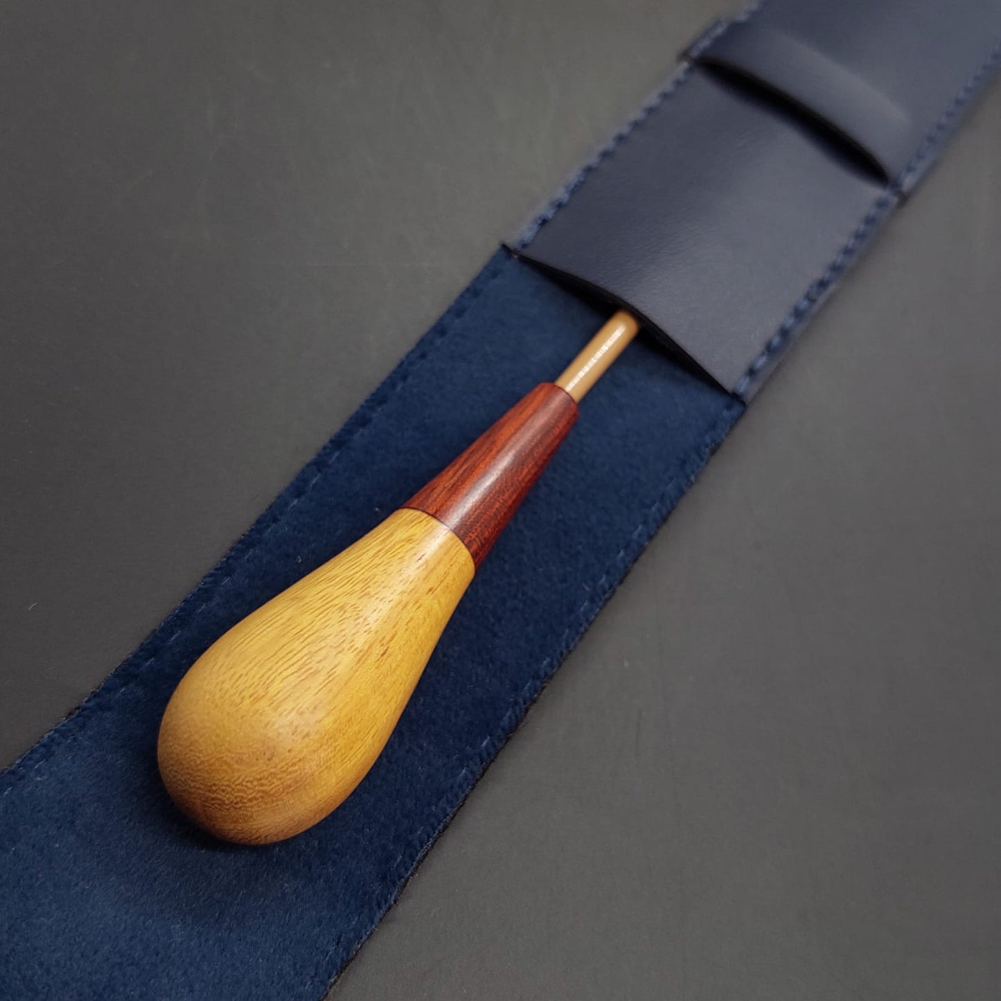 Combo - Batuta Clássica Madeira Entalhada Rubi e Case Azul