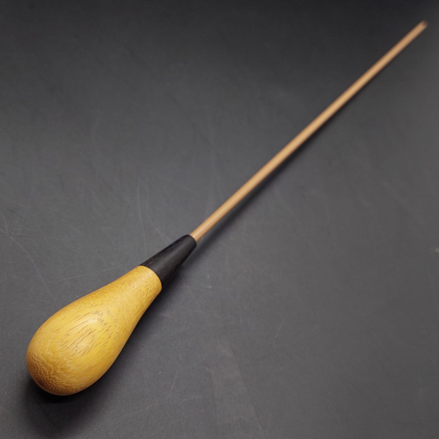 Batuta Clásica Madera Tallada Ébano - Modelo 2